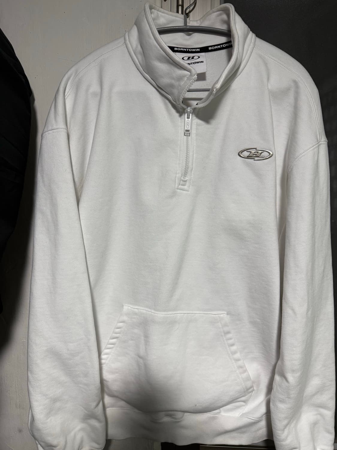 BORNTOWIN 하프집업 맨투맨 화이트 2사이즈 상품이미지2