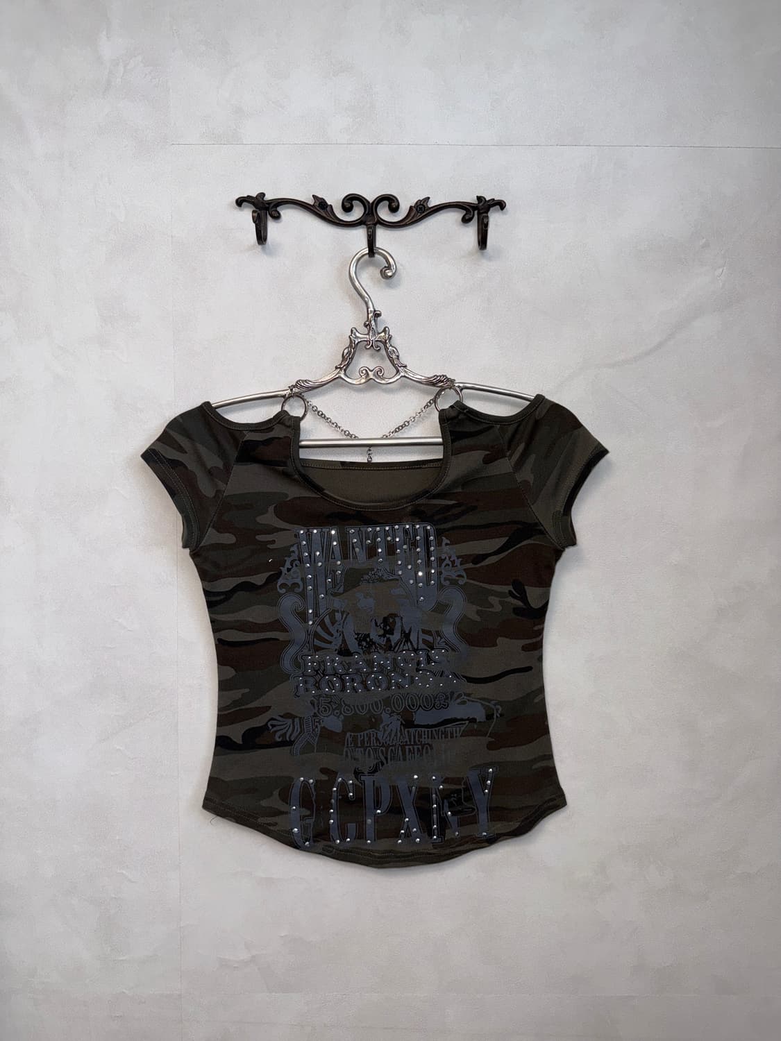 Khaki camouflage chain halter 오프숄더 반팔티 상품이미지1