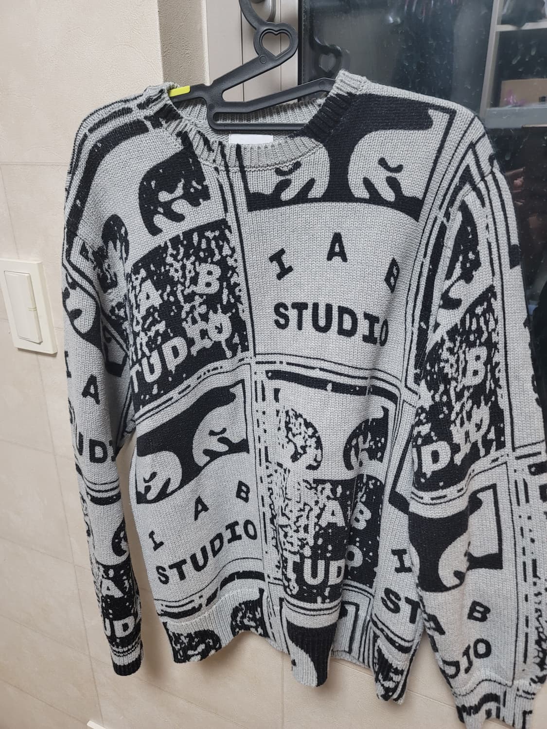 아이앱&오베이 페이디드 포스터 스웨터 그레이 멀티 상품이미지3