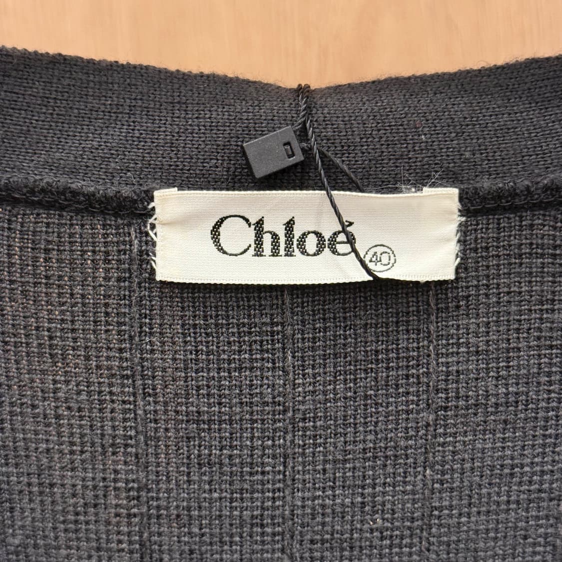 끌로에 울 니트 브이넥 가디건 스팽글 스트라이프 디테일 크롭핏 블랙 상품이미지7