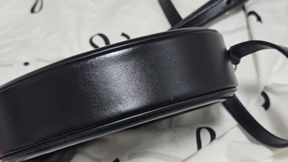 설연휴전급처가격 지나면다시가격올려요)셀린느 오벌 펄스 미니백 블랙 S급 상품이미지8