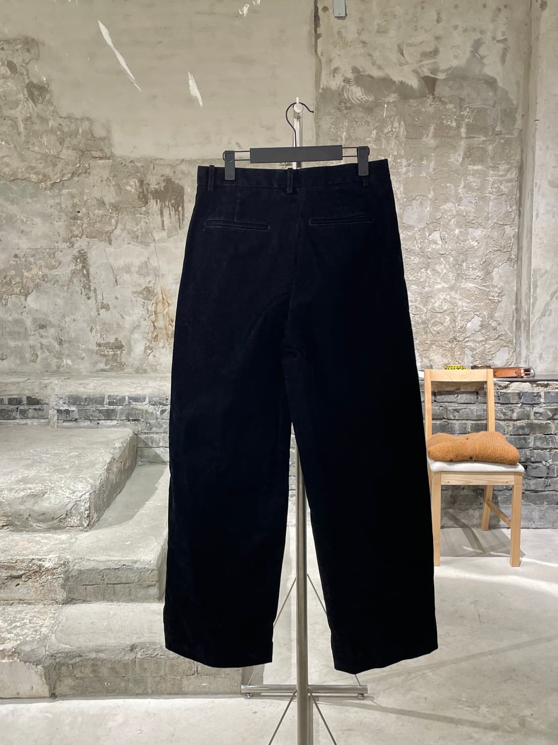 해칭룸 블랙 레귤러 벨벳 데님 팬츠 상품이미지6