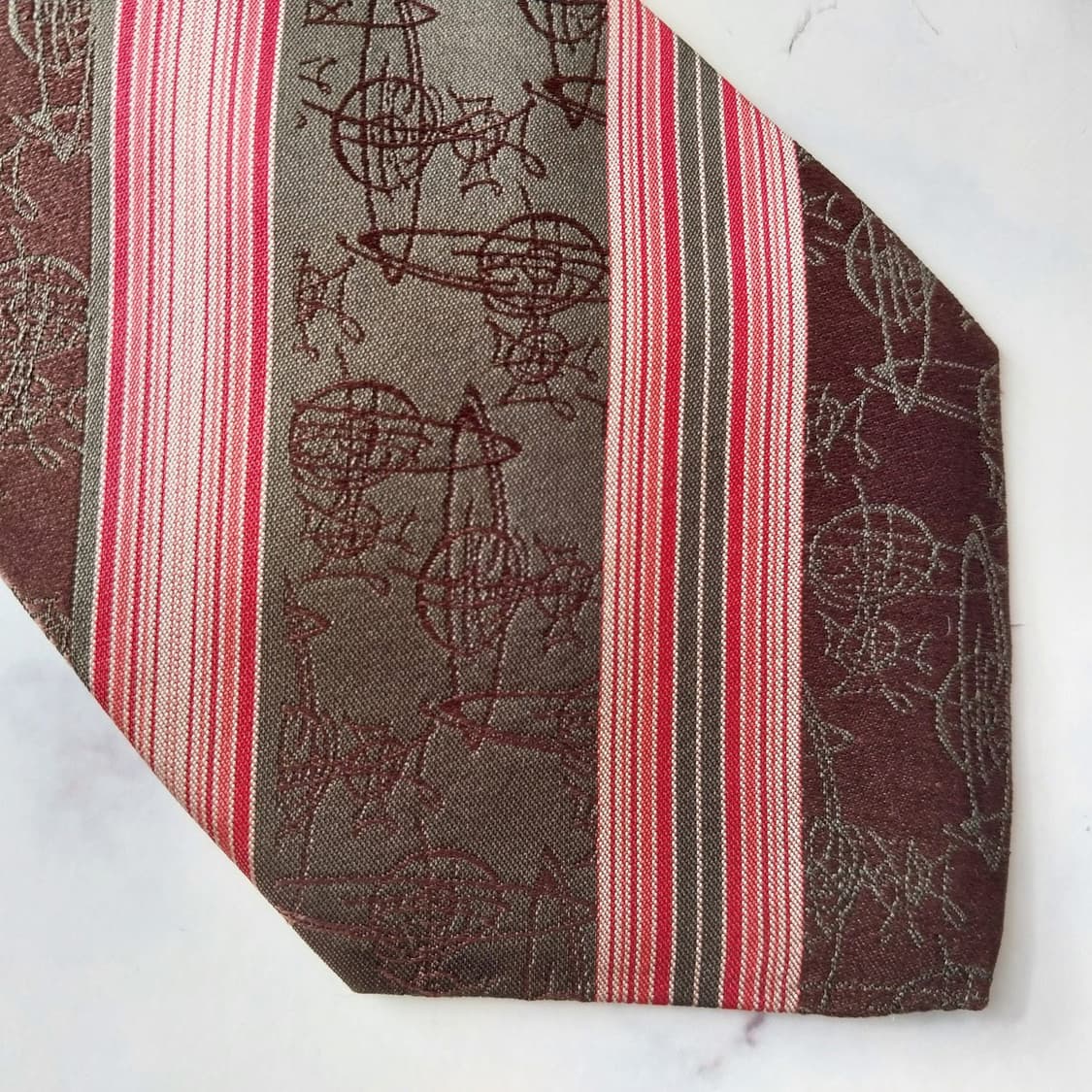 비비안웨스트우드 실크 자카드 로고 넥타이 8.9cm A+등급 K1863
 상품이미지7