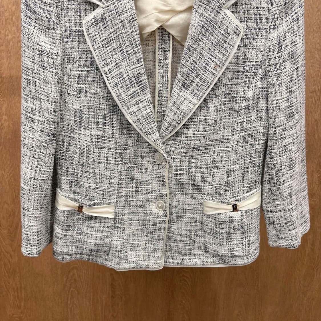 살바토레 페라가모 트위드 자켓 간치니 버클 포켓 테일러드핏 아이보리 상품이미지5