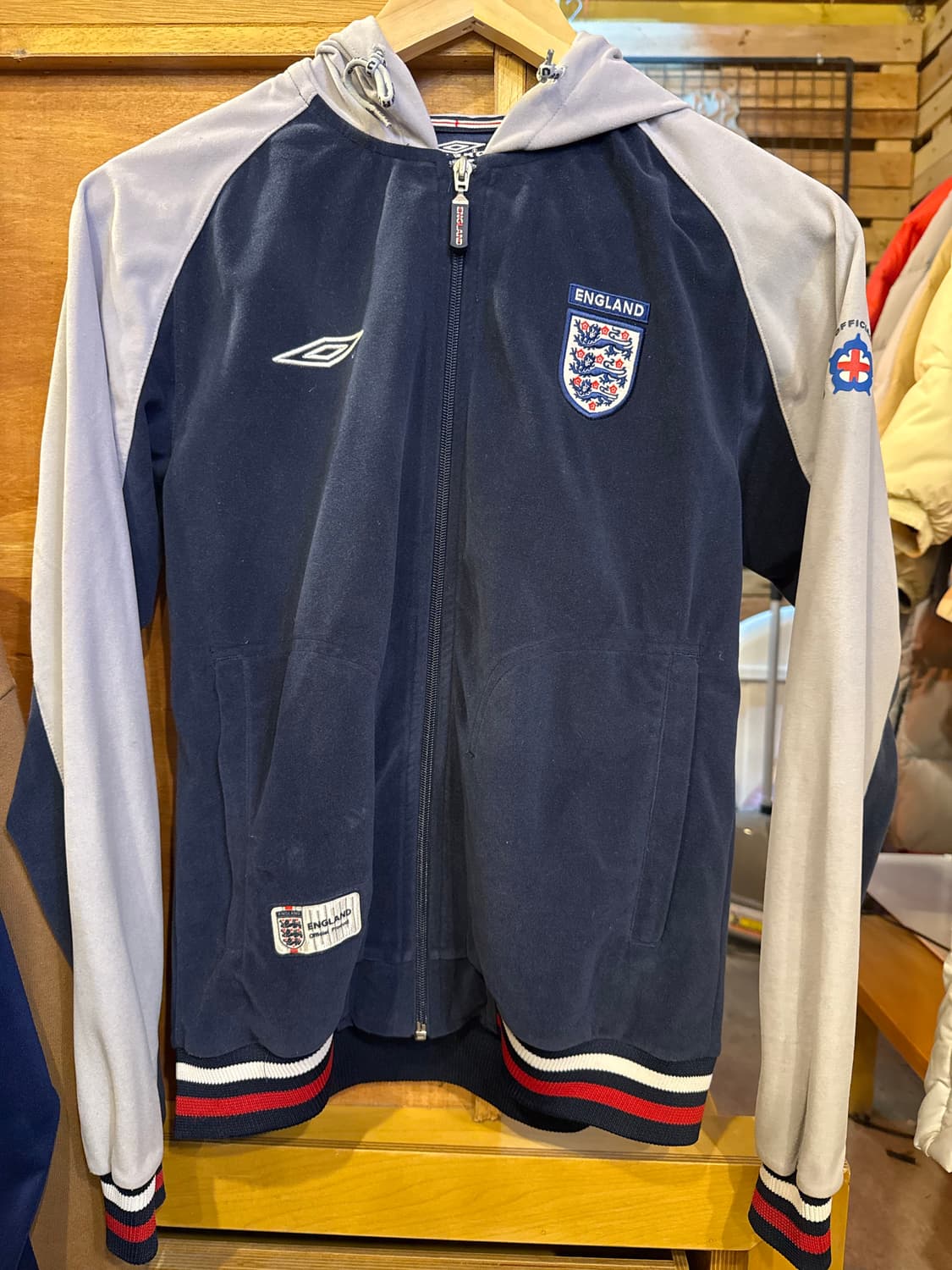 엄브로 잉글랜드 자수로고 벨벳 후드집업 상품이미지1