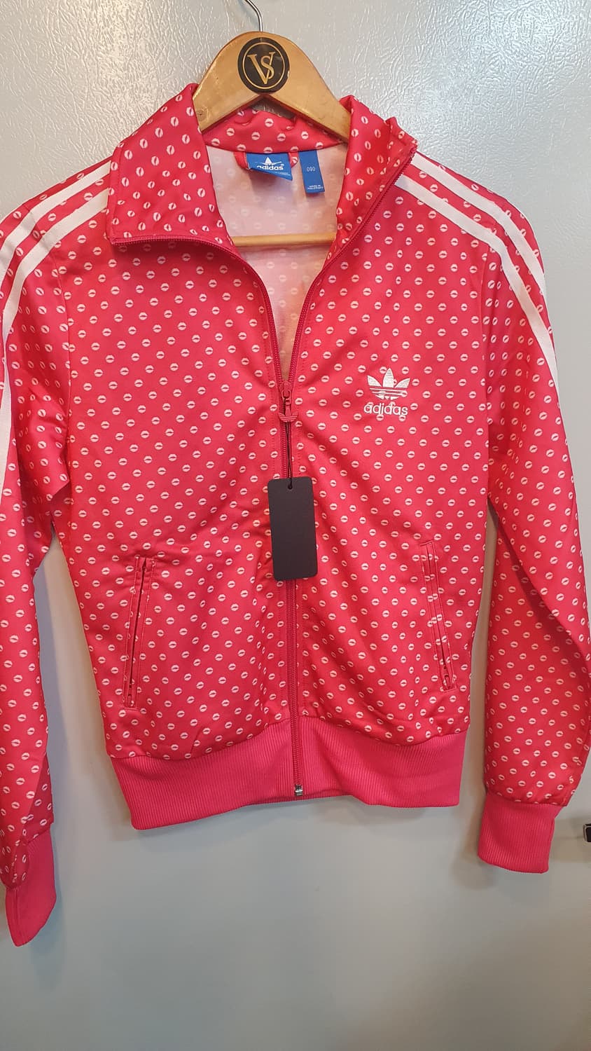 아디다스 핑크색 트랙탑 판매합니다. 독특한 입술 패턴이 매력적인 제품입니 상품이미지2