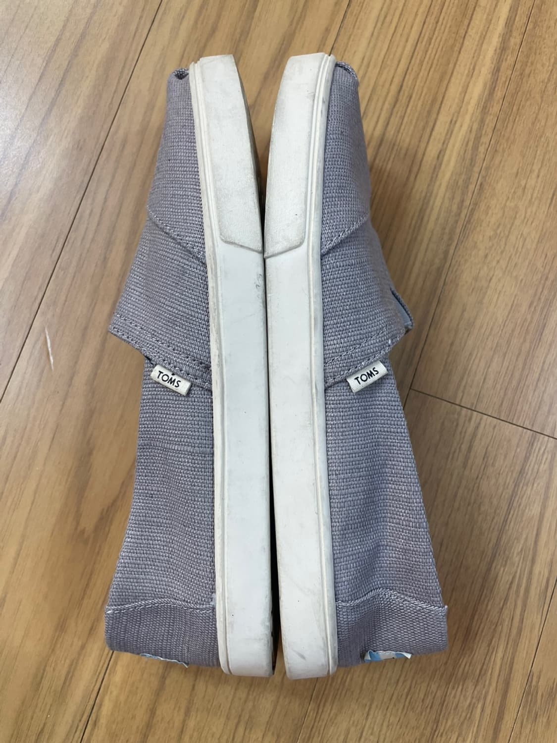 TOMS 톰스 슬립온 신발입니다.

- 색상은 회색이에요
- 사이즈는 2 상품이미지4