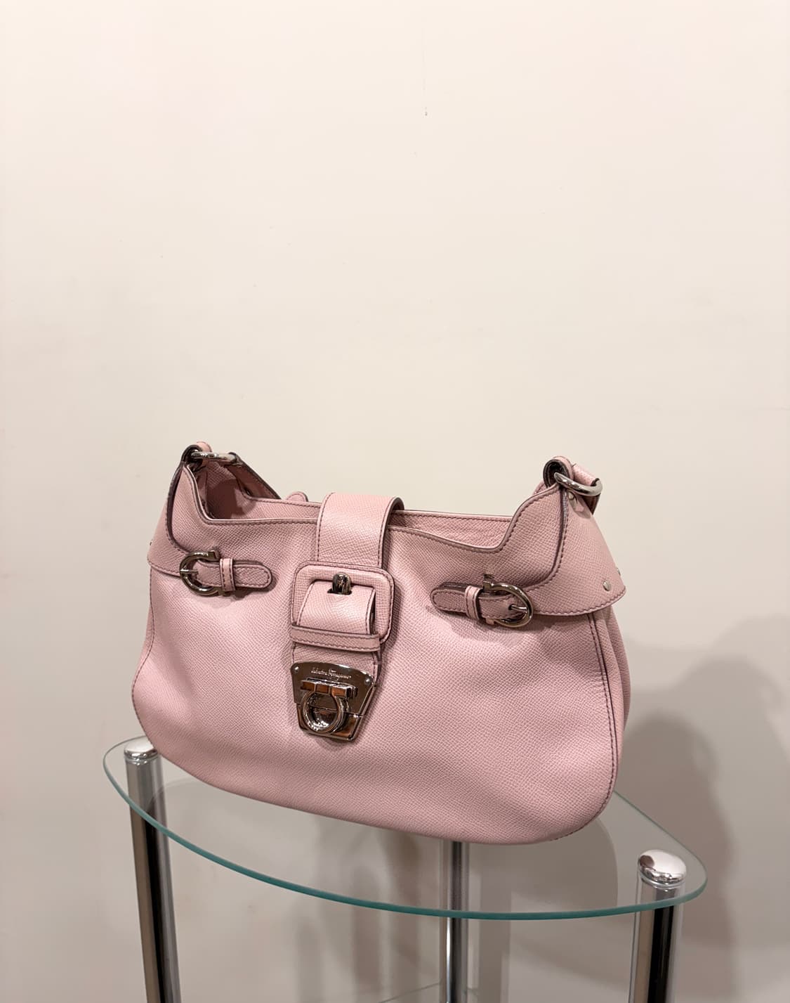 페레가모 간치니 버클 레더 숄더백 상품이미지2