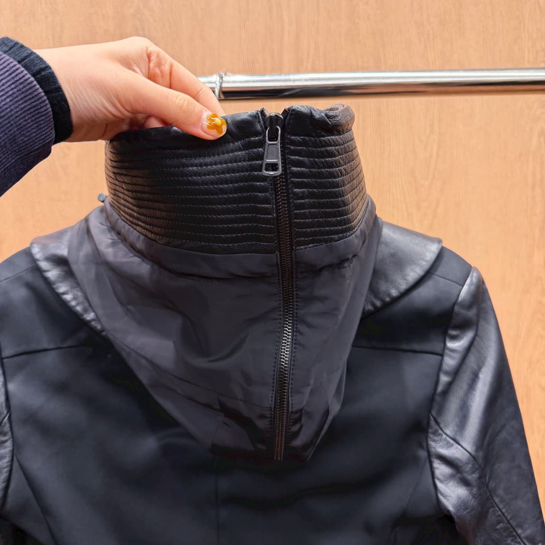 준지 울 긴팔 자켓 램스킨 배색 후드 소매 지퍼 디테일 레귤러핏 블랙 상품이미지7