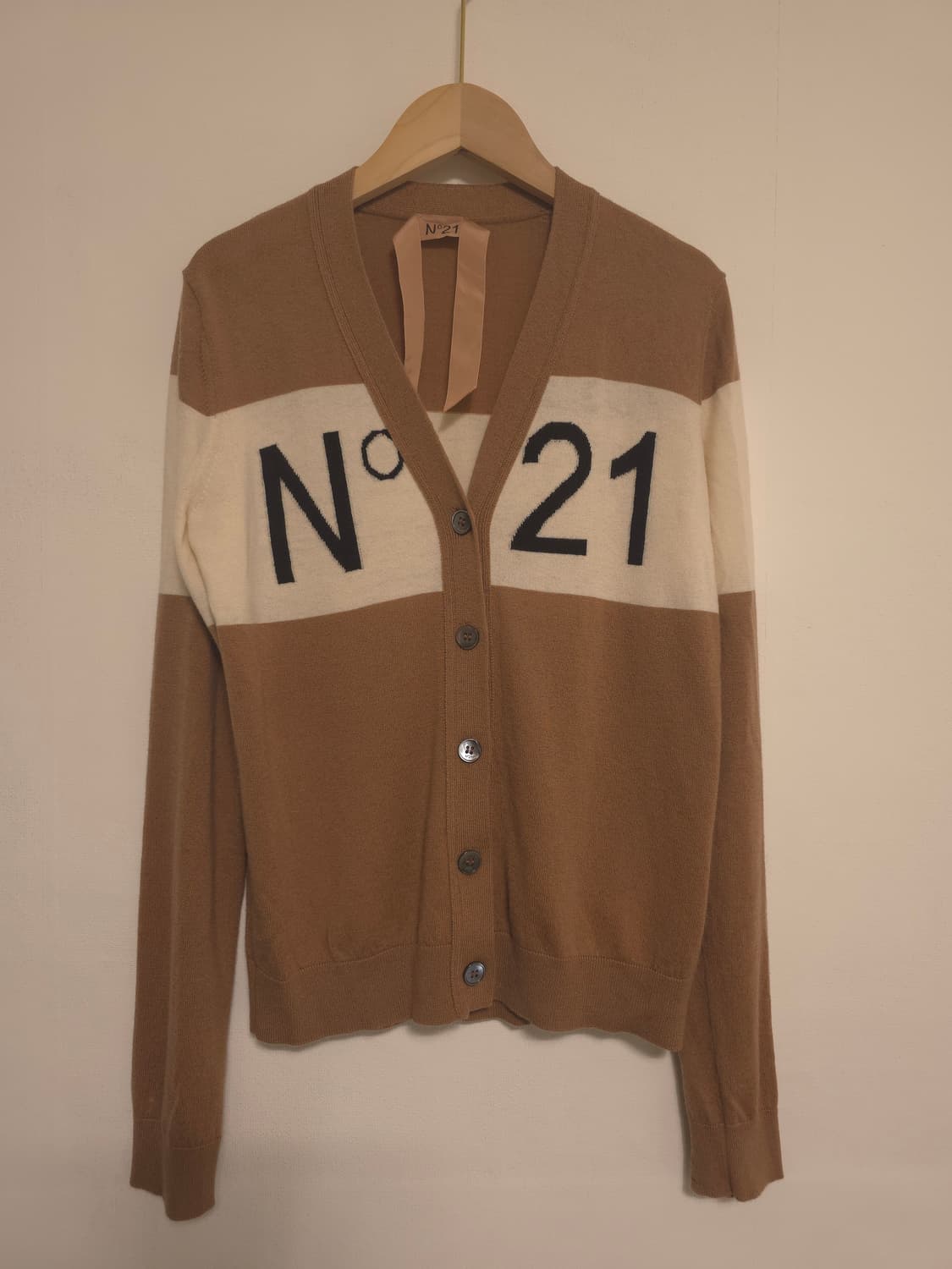 N°21 실크혼방 핑크브라운 로고 가디건 44 상품이미지1