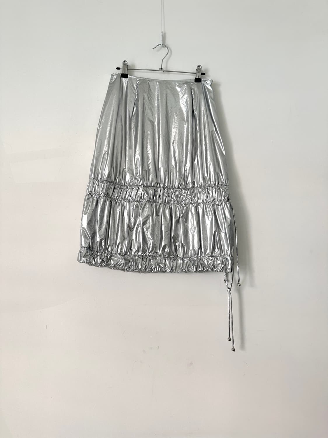 UNKNOWN BLUE tulip strip skirt / silver 상품이미지1