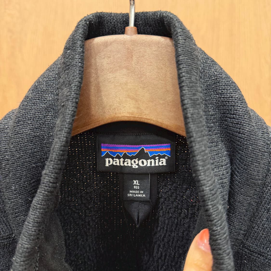 파타고니아 클래식 플리스 풀집업 베스트 로고 패치 지퍼 포켓 디테일 블랙 상품이미지6