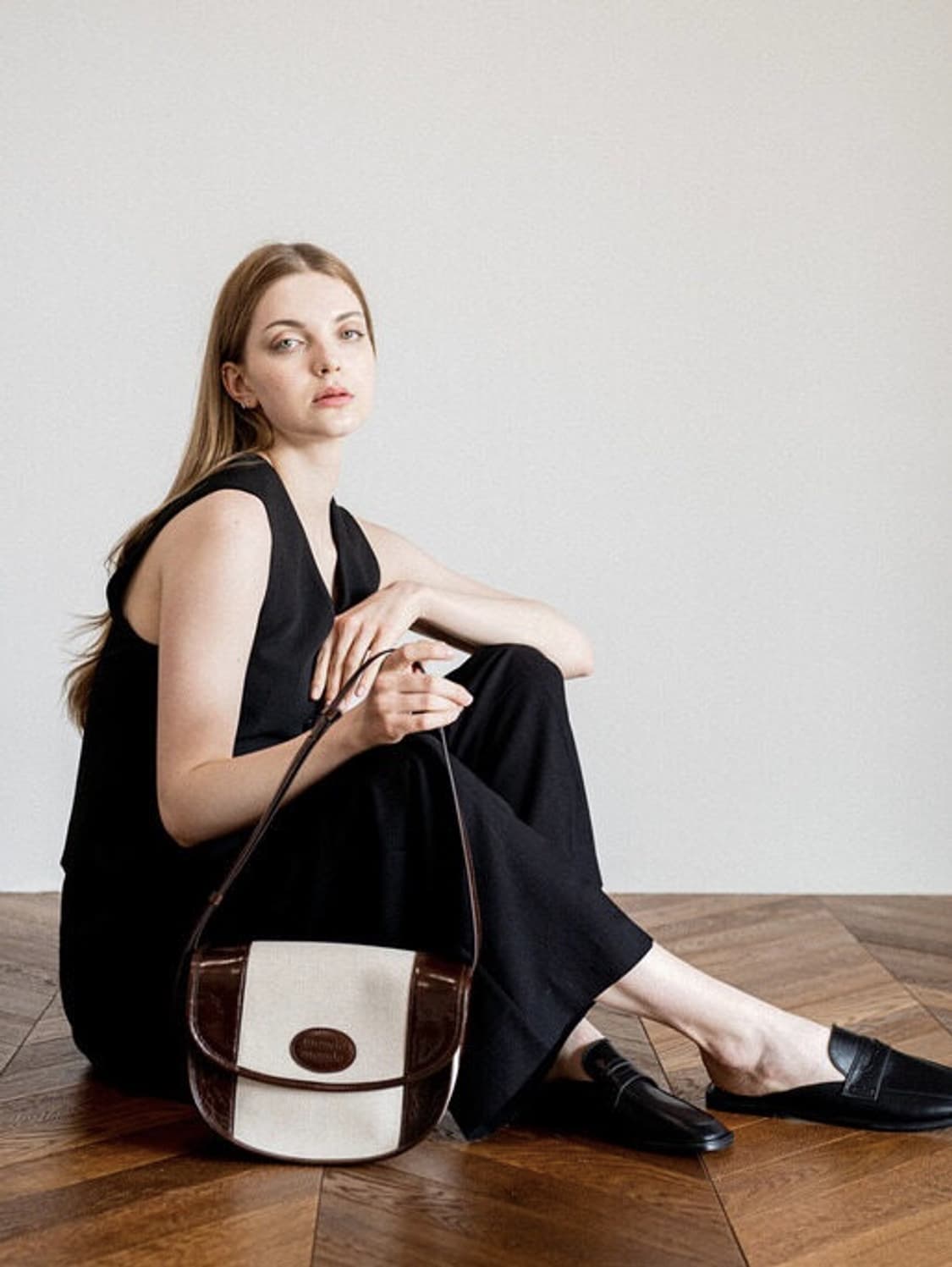 (새상품)몽드몽드 캔버스 하프문 미니백 모카브라운 상품이미지3