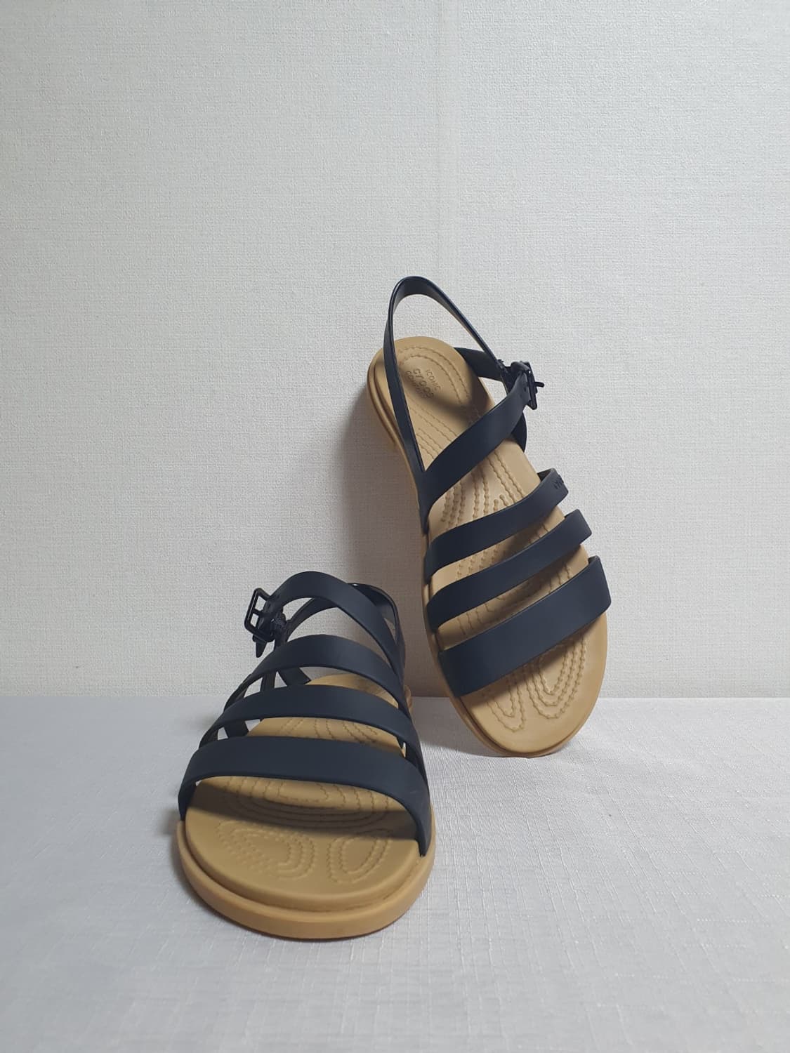 230mm 크록스 툴룸 오픈 플랫 샌들 블랙 탄 상품이미지5