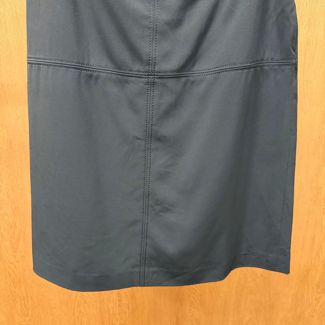 꾸레쥬 미디 스커트 로고 메탈 장식 절개 디테일 A라인 블랙 상품이미지5