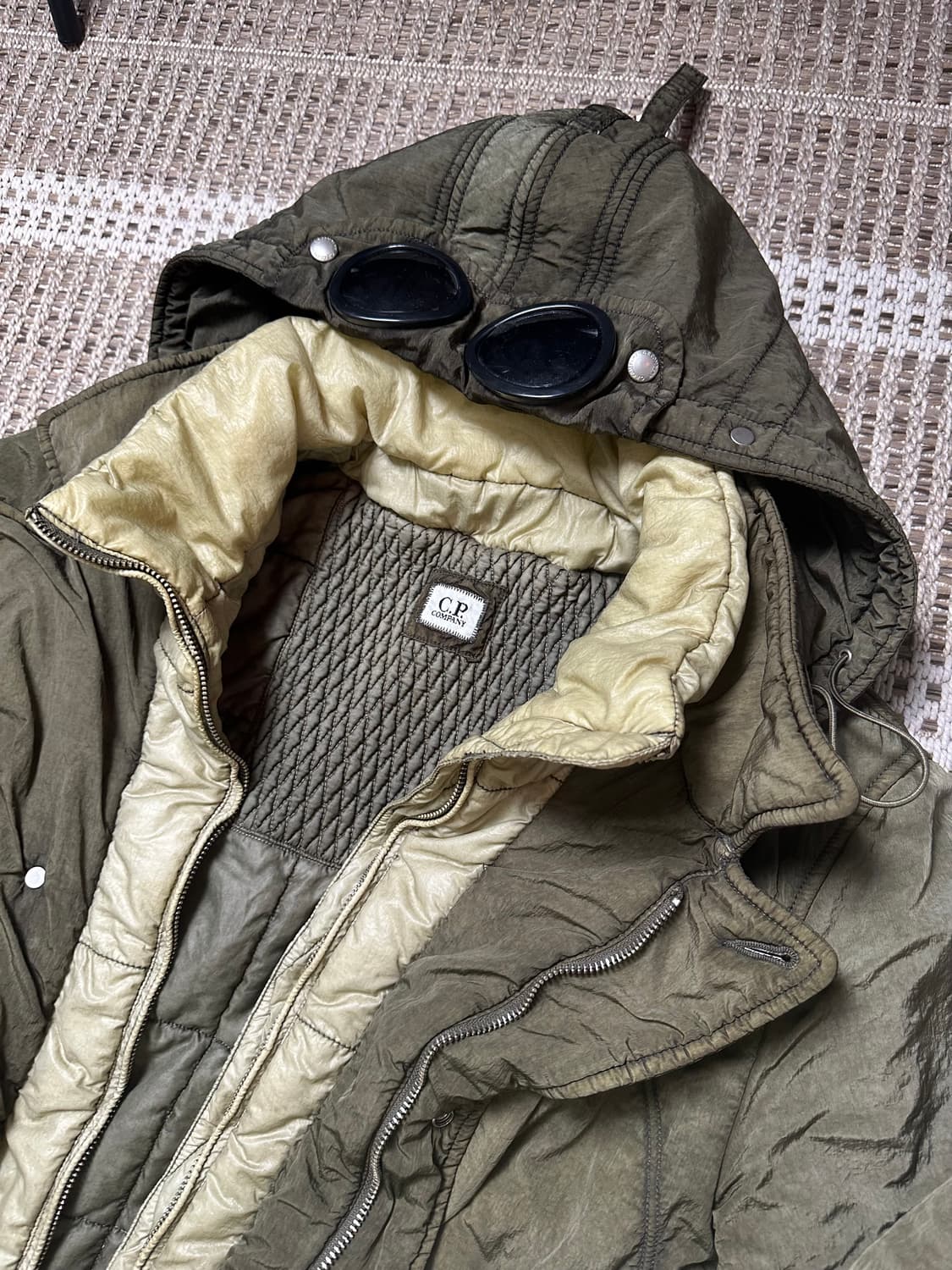 CP 컴퍼니 고글 패딩 자켓 카키 100 상품이미지5