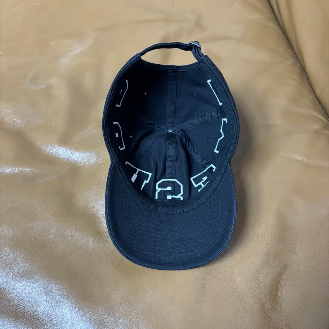 슈프림 6패널 볼캡 모자 스펠아웃 로고 블랙 상품이미지6