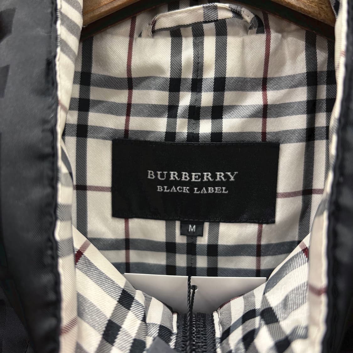 버버리 블랙 라벨 하이넥 패딩 점퍼 톤온톤 체크 패턴 스트랩 디테일 블랙 상품이미지6