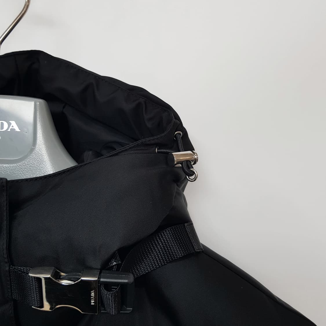 프라다 리나일론 삼각로고 버클 후드 다운 패딩 29Y966 상품이미지5