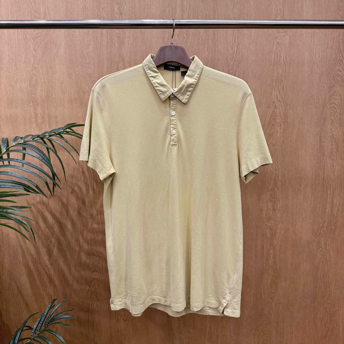 띠어리 미니멀 피케 반팔 티셔츠 버튼 플라켓 디테일 베이지 상품이미지1