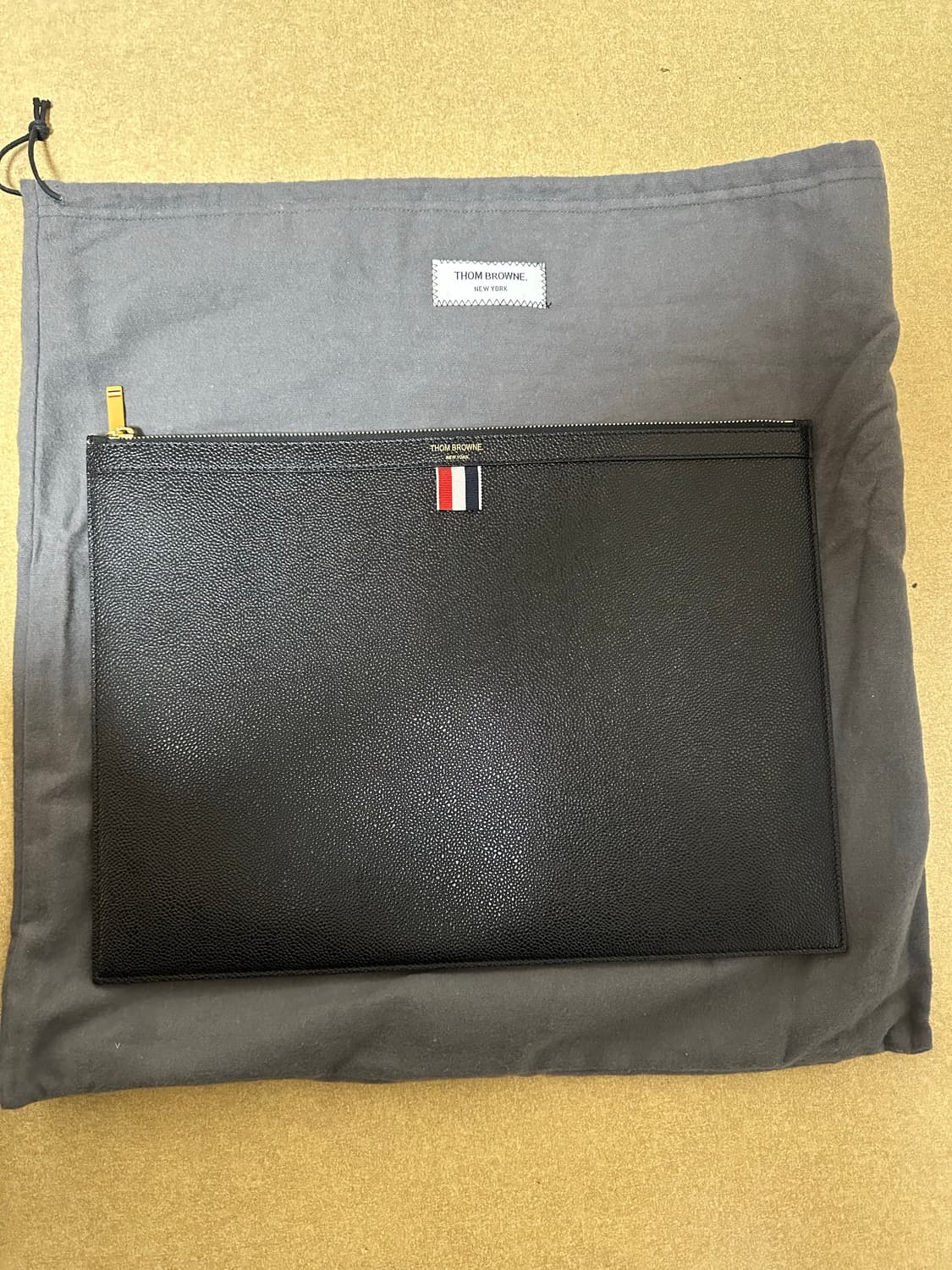 (새상품) 톰브라운 클러치백 라지 상품이미지2