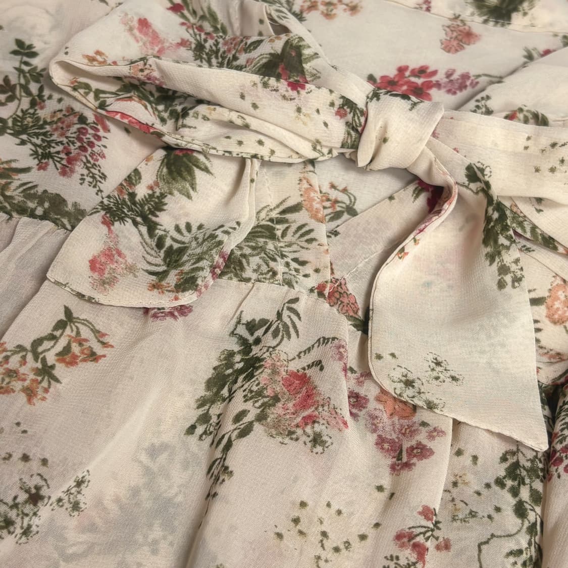 (이체시에눌)페어리 오리엔탈 프릴 레이스 리본 끈 디테일 시스루 블라우스 상품이미지2