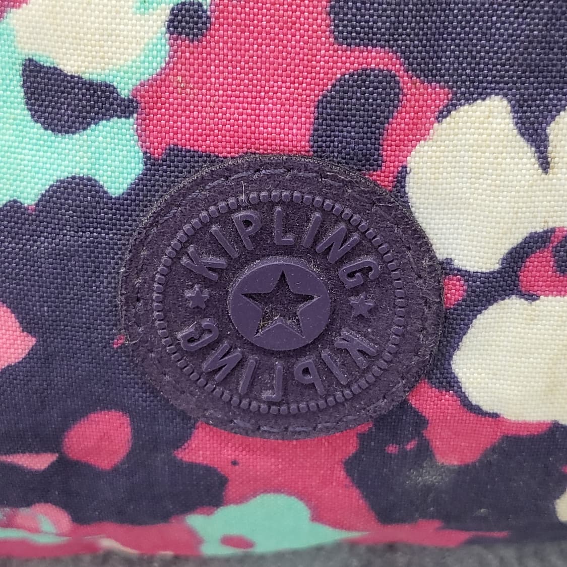 키플링의 매력적인 플라워 패턴 크로스백 상품이미지3