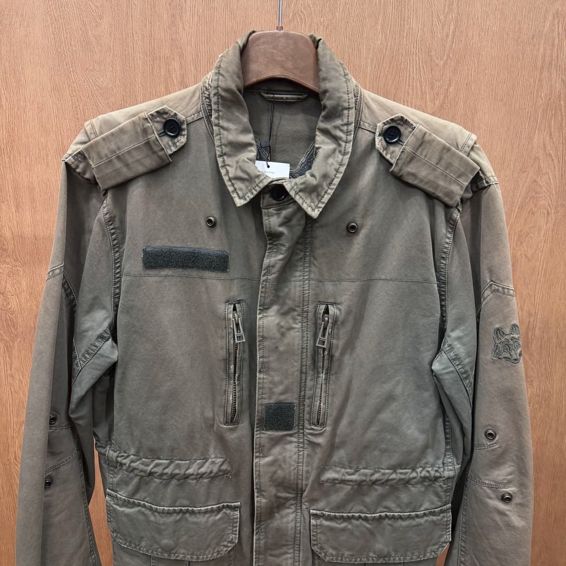 쟈딕 앤 볼테르 밀리터리 긴팔 자켓 견장 지퍼 멀티 포켓 디테일 카키 상품이미지4