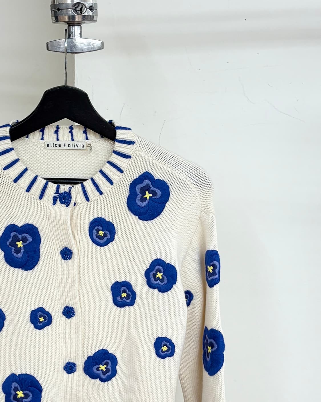 앨리스 앤 올리비아 아이보리 브리짓 엠브로이드 크롭 가디건 상품이미지4