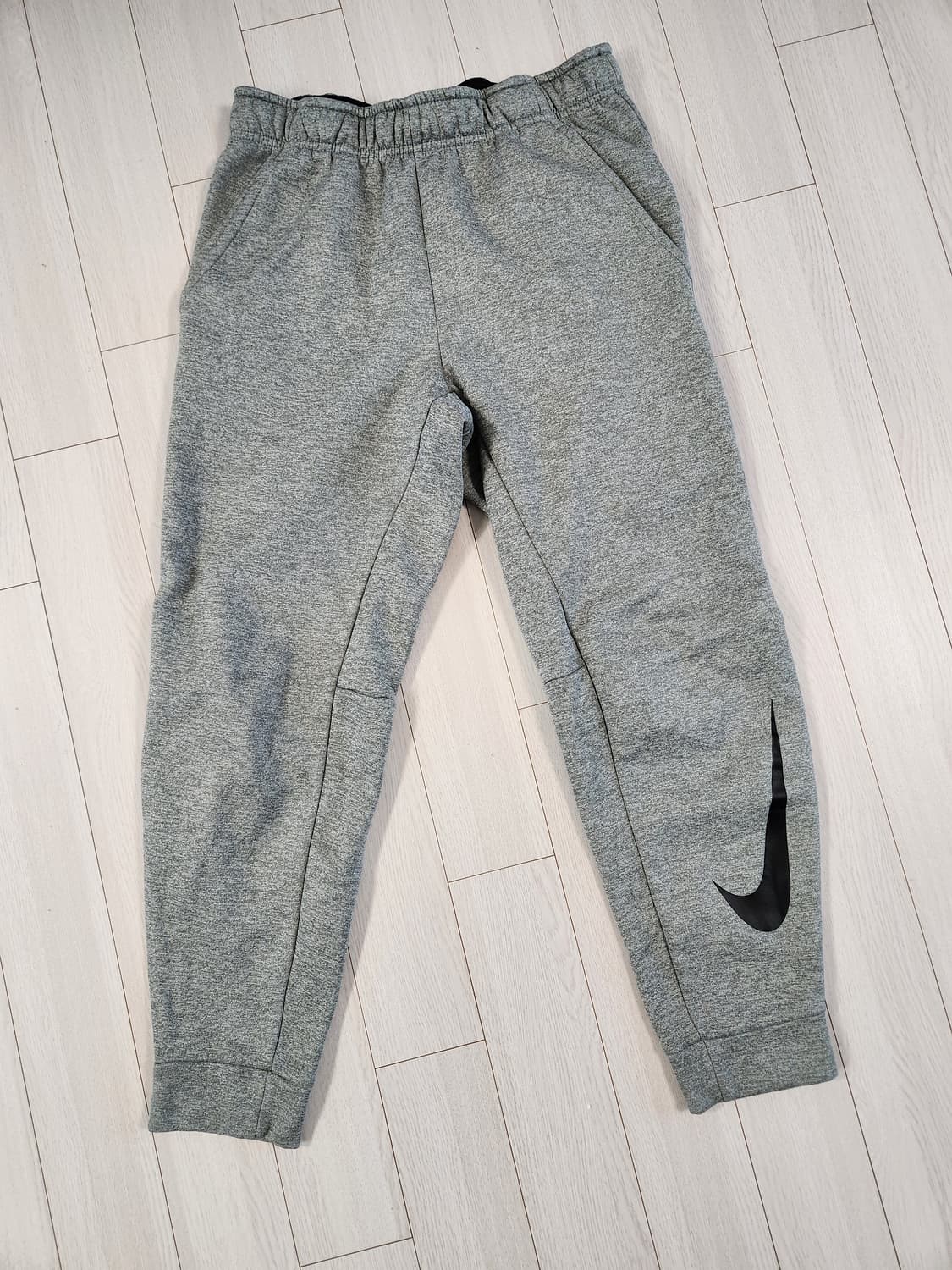 새상품급)나이키 기모 조거 써마 스우시 트레이닝 팬츠 그레이 사이즈m

 상품이미지1