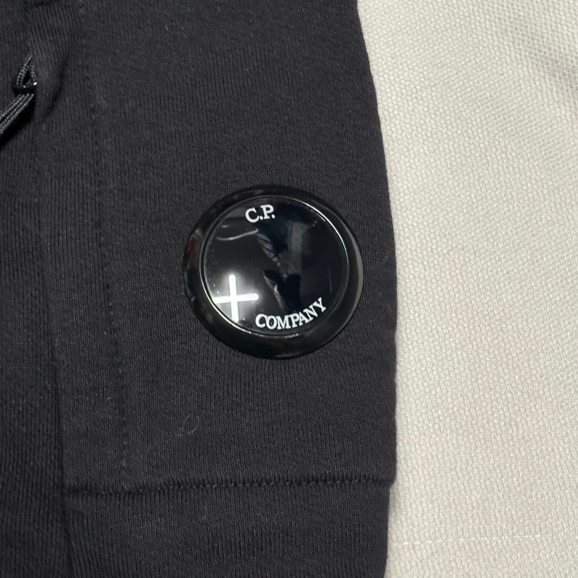 C.P. Company 렌즈와펜 블랙 맨투맨 상품이미지6
