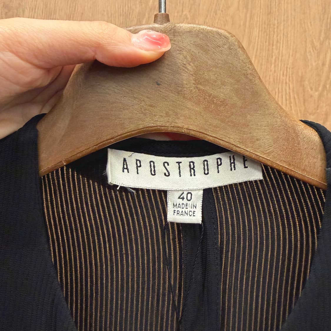 아포스트로피 미디 원피스 노카라 브이넥 어깨 견장 디테일 루즈핏 블랙 상품이미지6