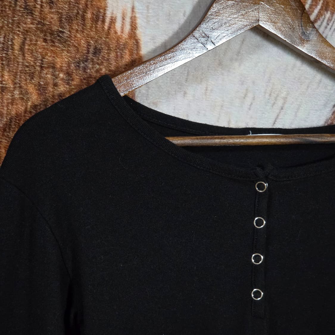 블랙 버튼 유넥 반크롭 슬림핏 롱슬리브 상품이미지2