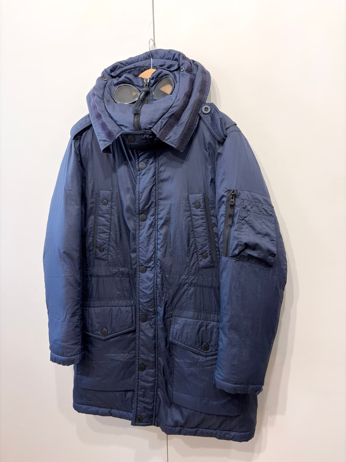 C.P. 컴퍼니 고글 하프 다운 패딩 자켓 상품이미지2