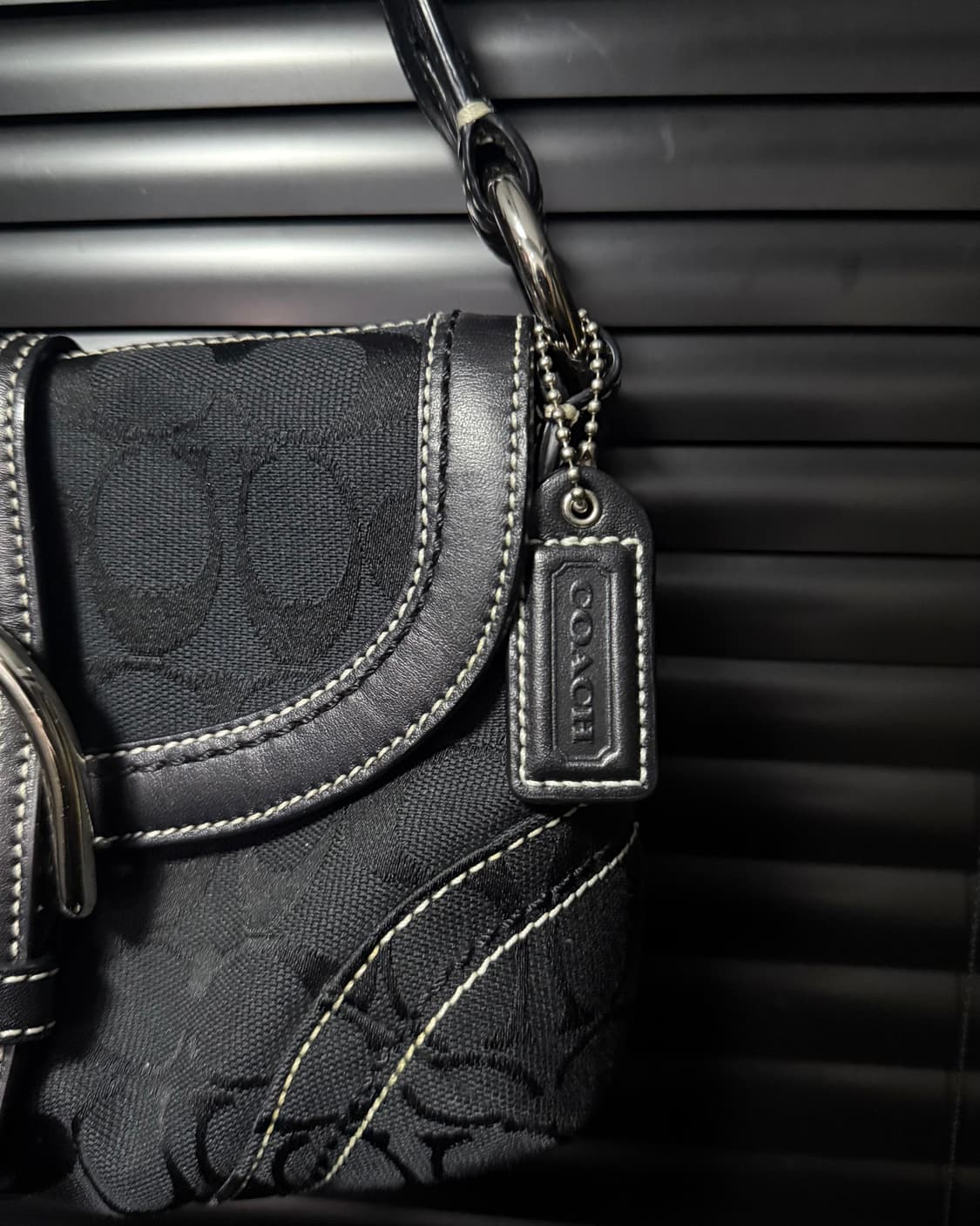 코치 시그니처 버클 로고 가죽 블랙 숄더백 토드백 가방 락시크 웨스턴 상품이미지5