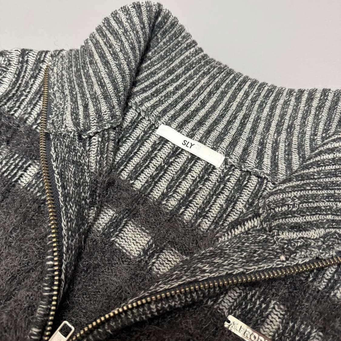 SLY JAPAN 차콜컬러 플레이트 로고 아크릴 립드 샤기 니트 집업 상품이미지3