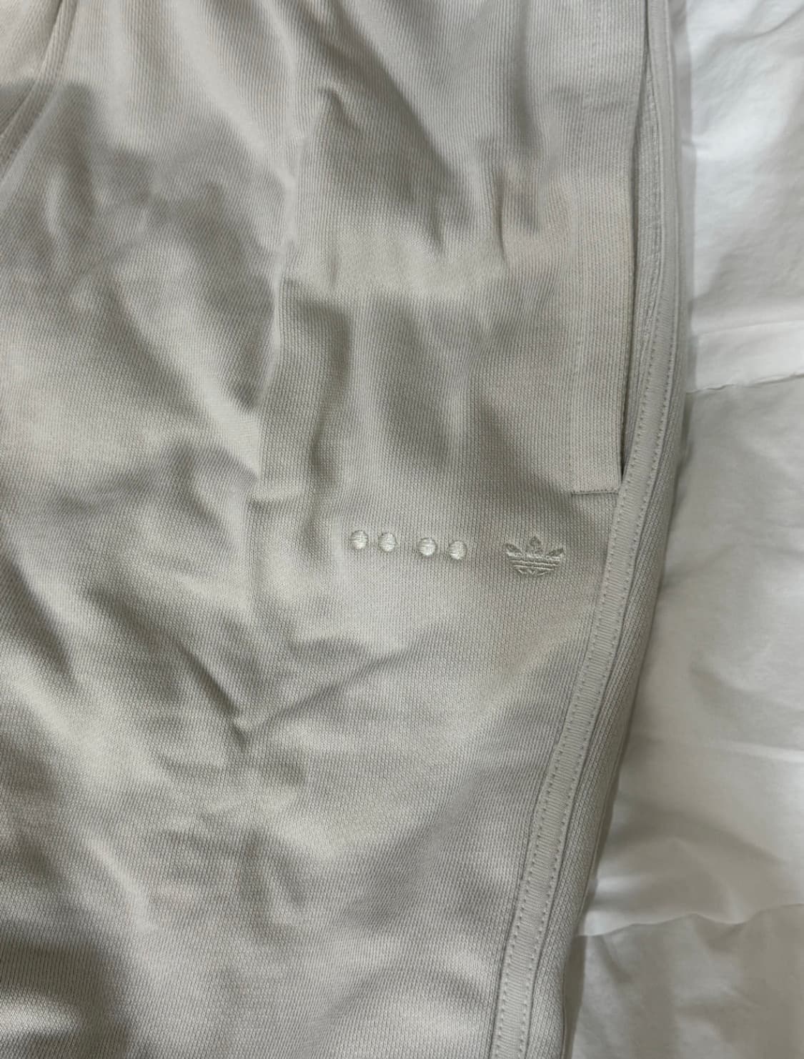 아디다스 화이트그레이 조거팬츠 상품이미지3