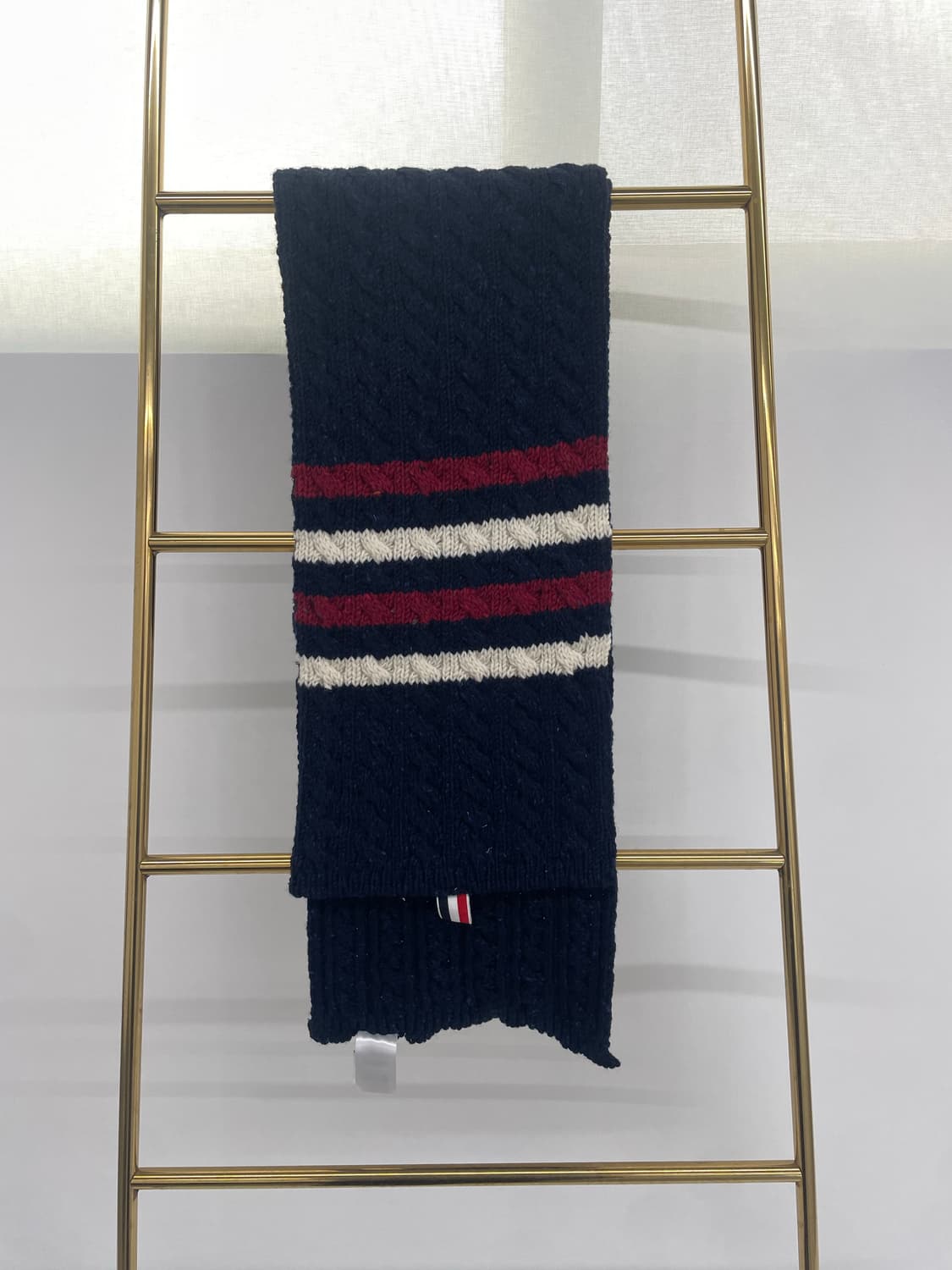 톰브라운 머플러 상품이미지1