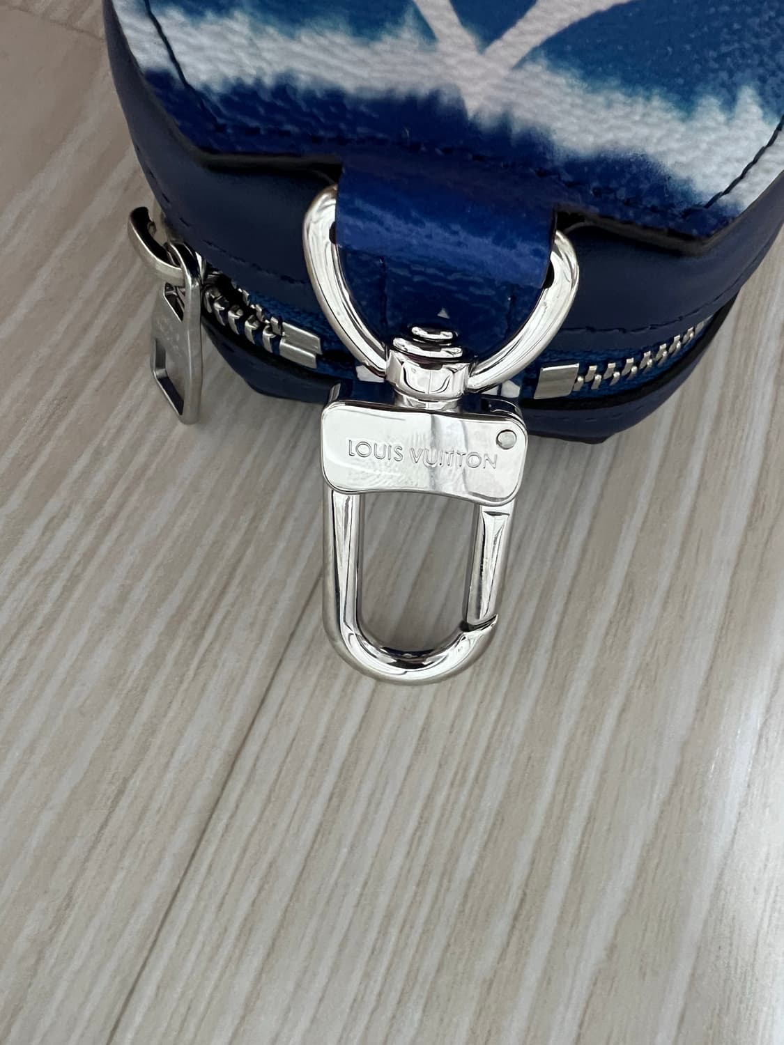 루이비통 에스카 이어폰 케이스 키링 모노그램 캔버스 블루 화이트 상품이미지4