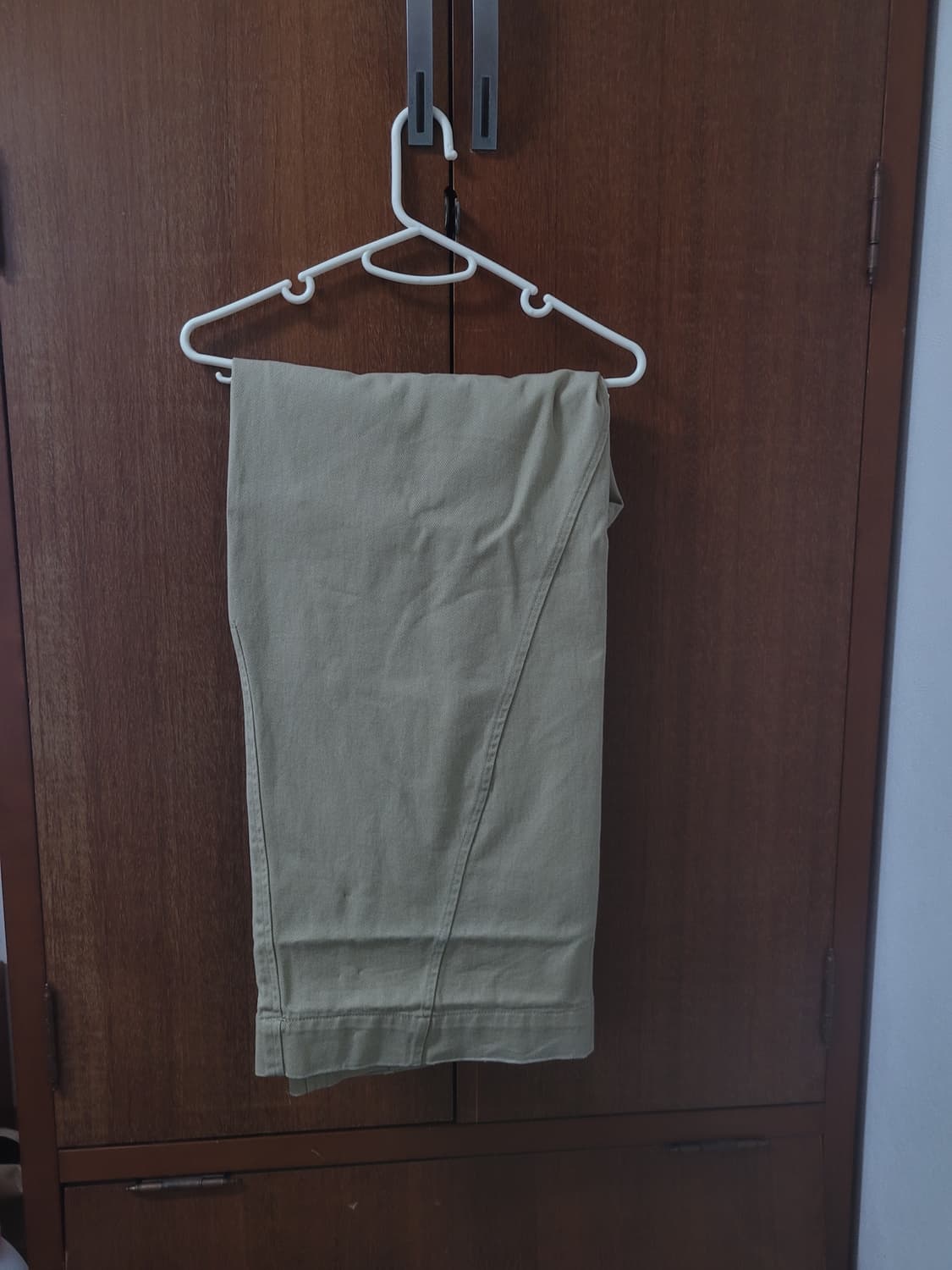 시그니처 트위스트 커브드 코튼 팬츠 베이지 상품이미지2