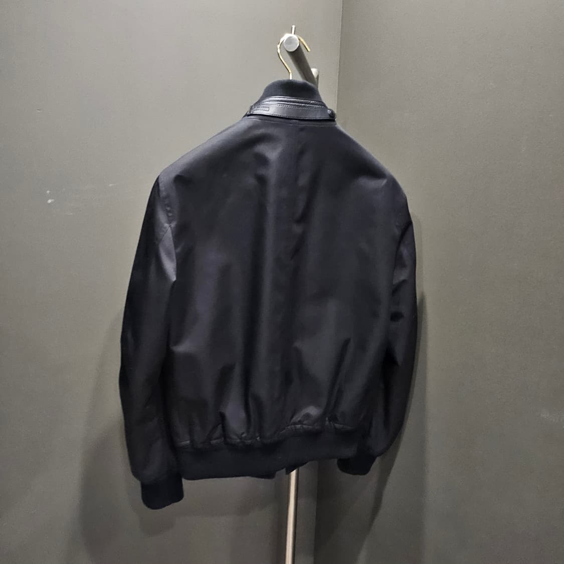 톰포드 레더트리밍 코튼 포켓 실크 트윌 봄버 자켓 상품이미지5