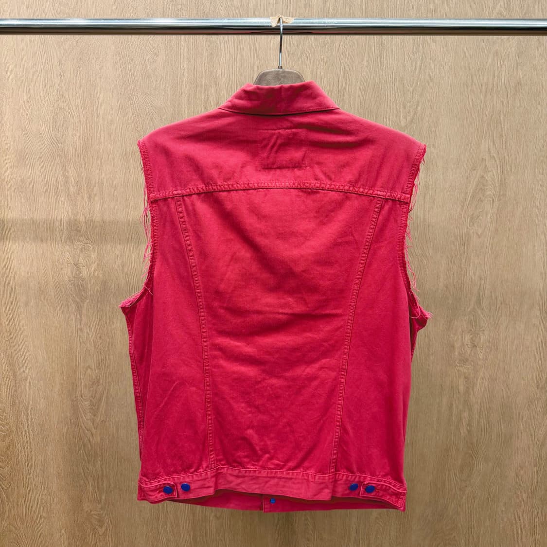 리바이스 데님 베스트 컷오프 슬리브 웨스턴 로켓 레드 탭 디테일 레드 상품이미지3