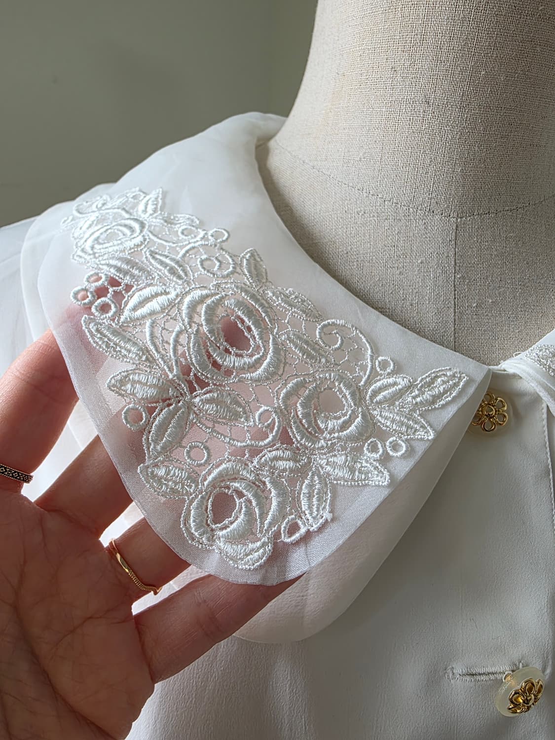 화이트 오간자 자수 빅카라 블라우스 상품이미지3