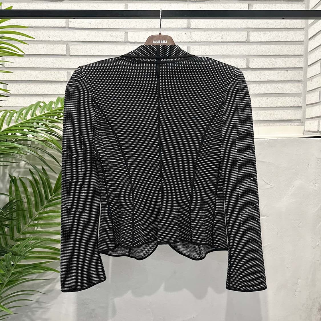 조르지오 아르마니 크롭 자켓 자수 패턴 커브 카라넥 파이핑 디테일 블랙 상품이미지3