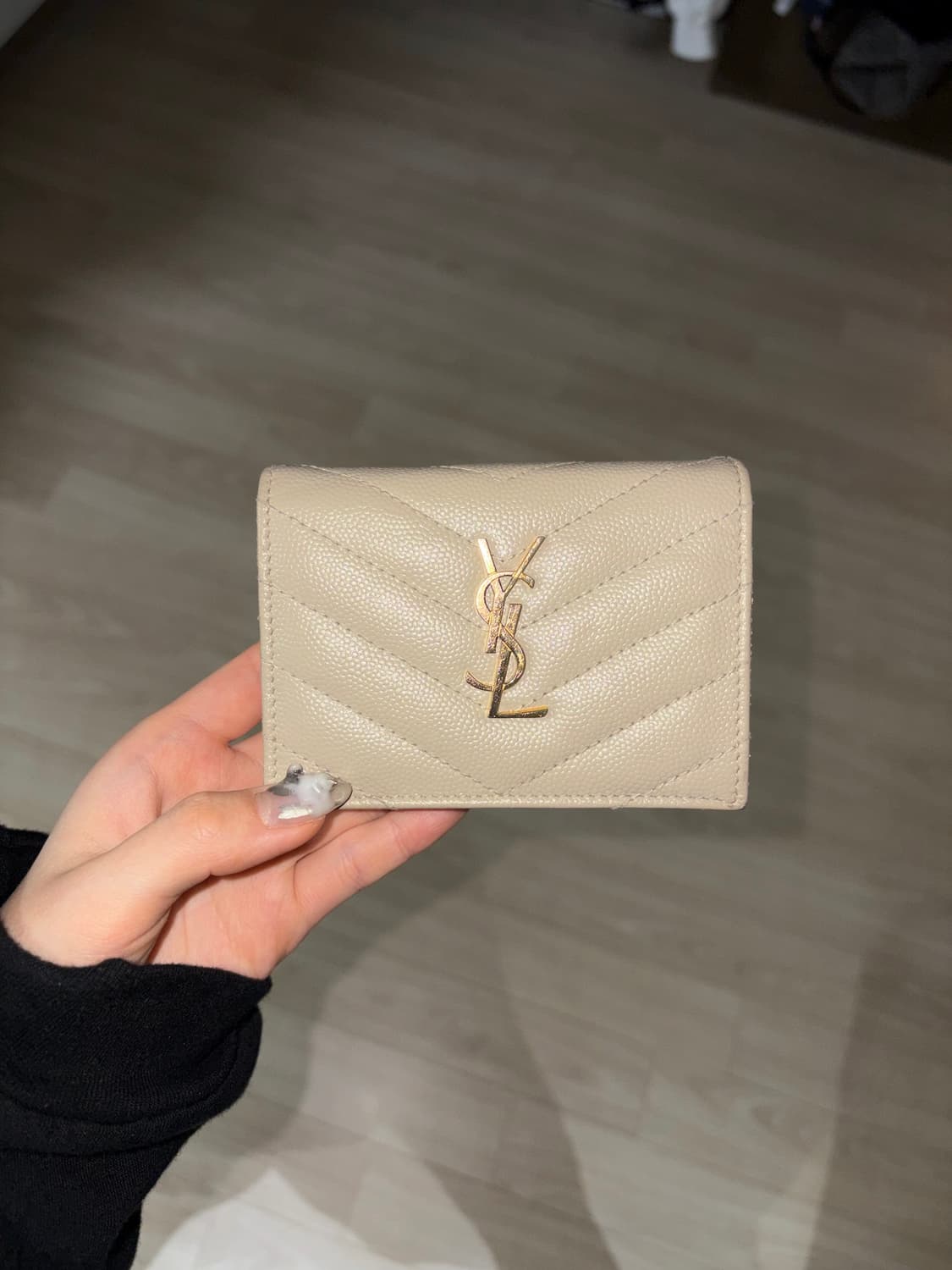 생로랑 금장 모노그램 여성 코인 반지갑 베이지 상품이미지3