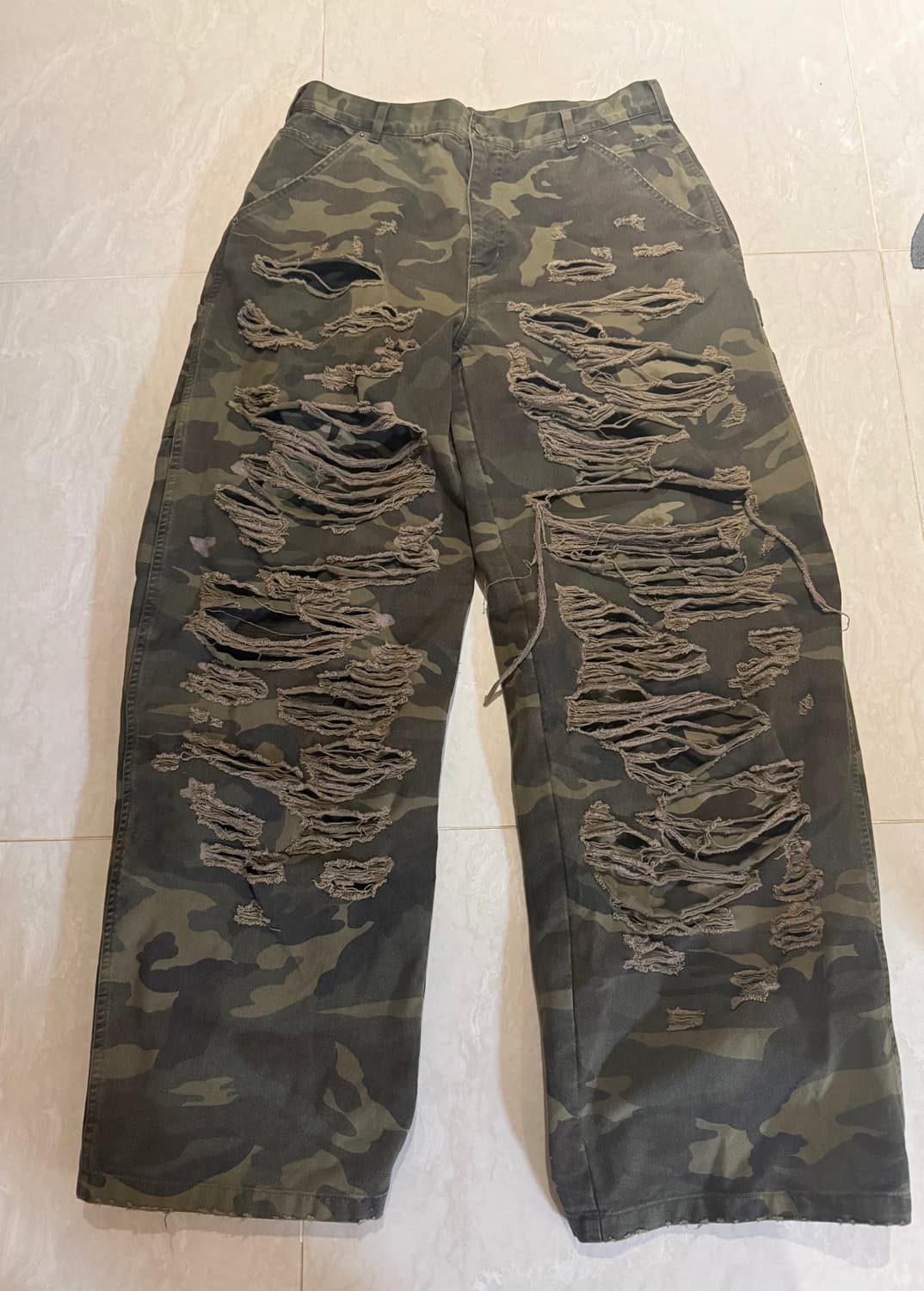 (2)에모스탠스클럽 더블 레이어드 디스트레스드 카모 팬츠 우드랜드 카모 상품이미지1