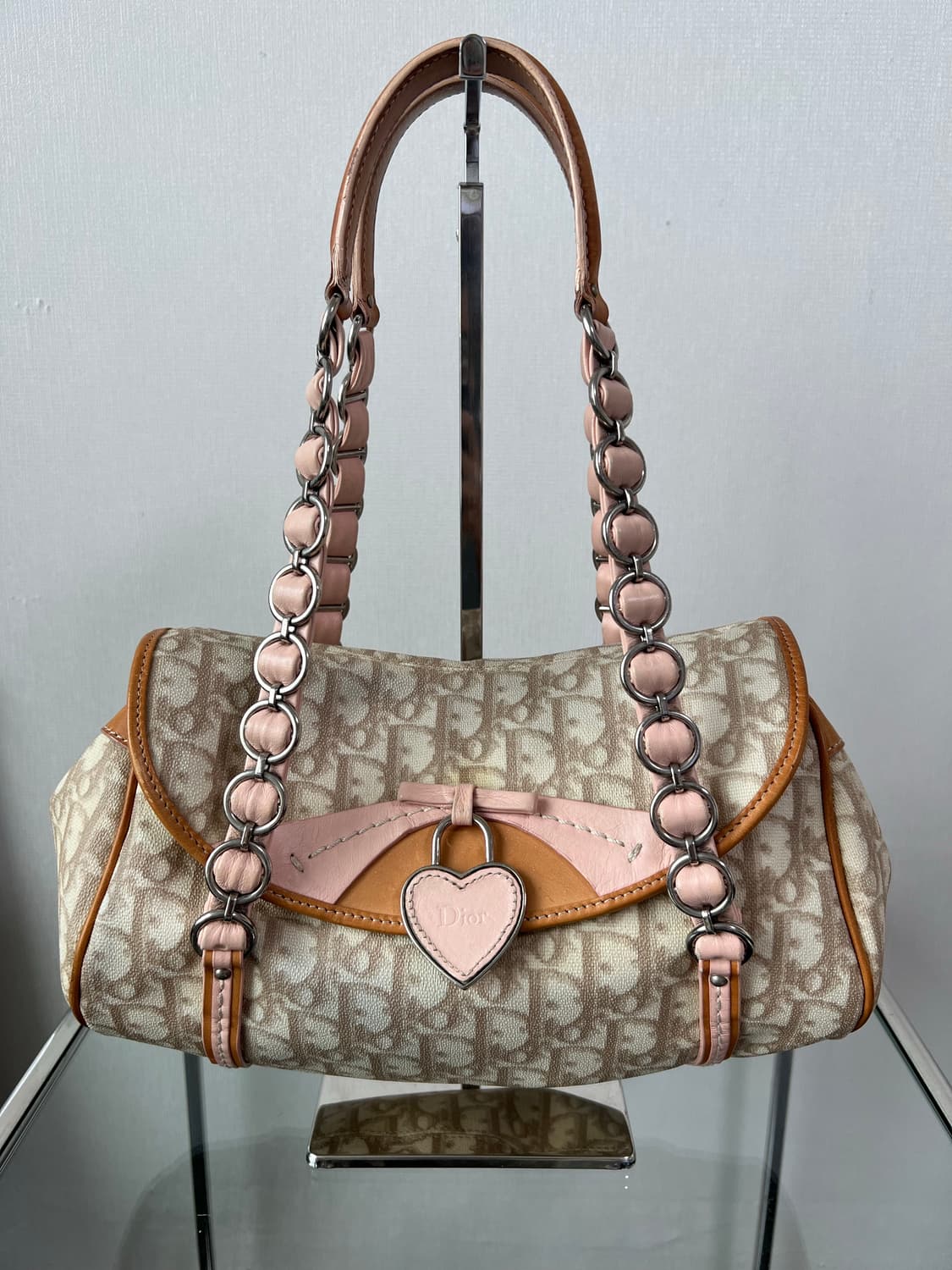 디올 로맨틱 트로터 하트 참 숄더백 베이비 핑크 상품이미지4