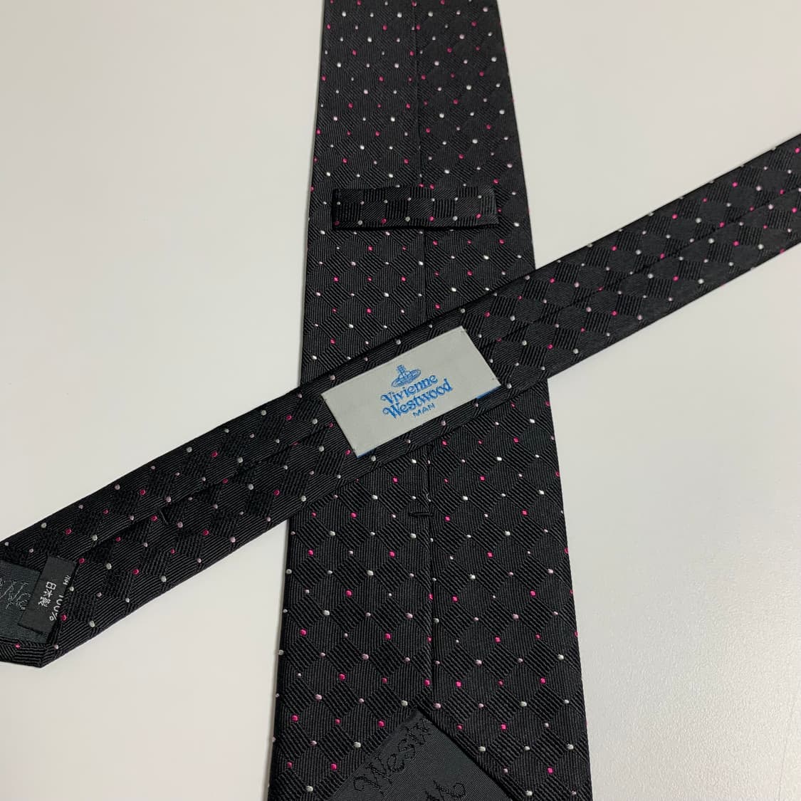비비안웨스트우드 블랙컬러 도트넥타이 명품 최상급 A+등급 100실크 상품이미지5