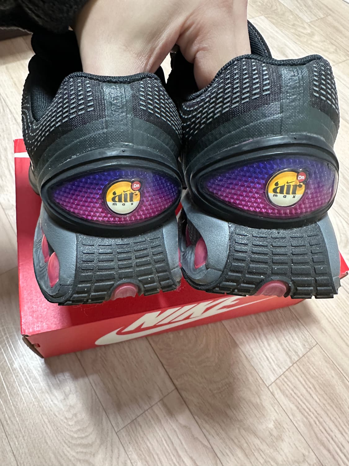 [290]나이키 에어맥스 Dn 블랙 라이트 크림슨 상품이미지8