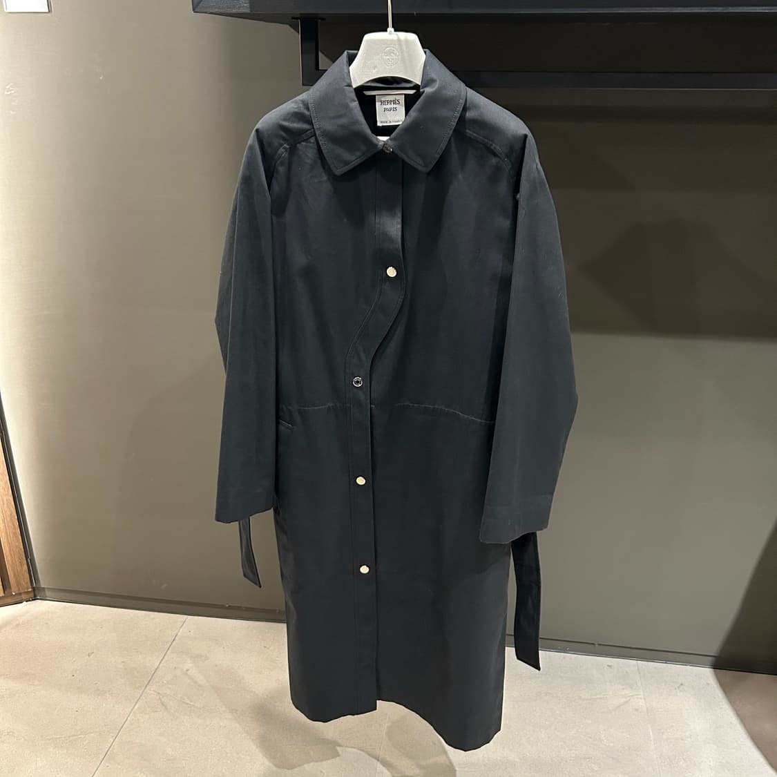 에르메스 사선 버튼 벨티드 코트 상품이미지2